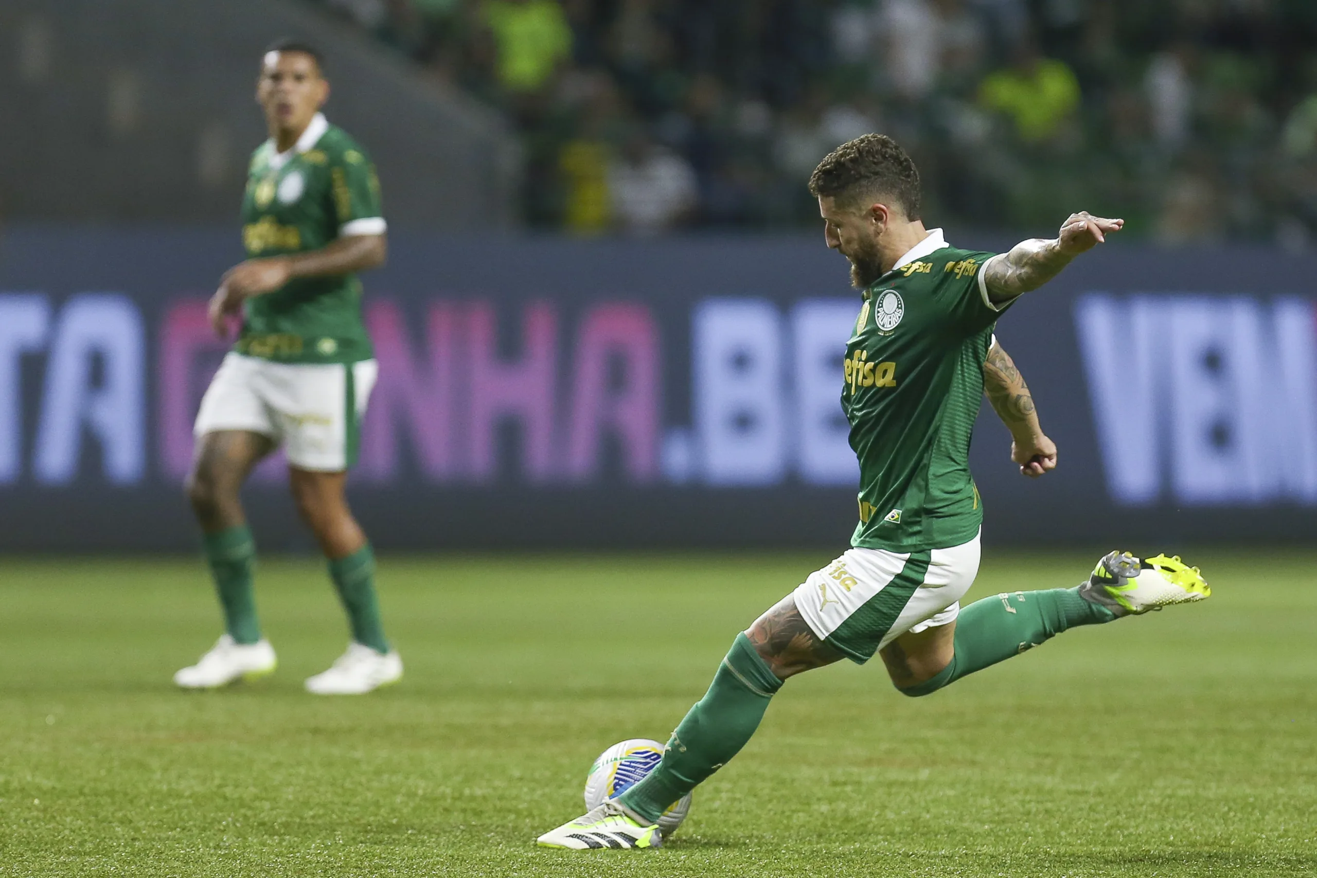 Zé Rafael entra na mira de Santos e Fluminense, mas deve seguir no Palmeiras em 2025
