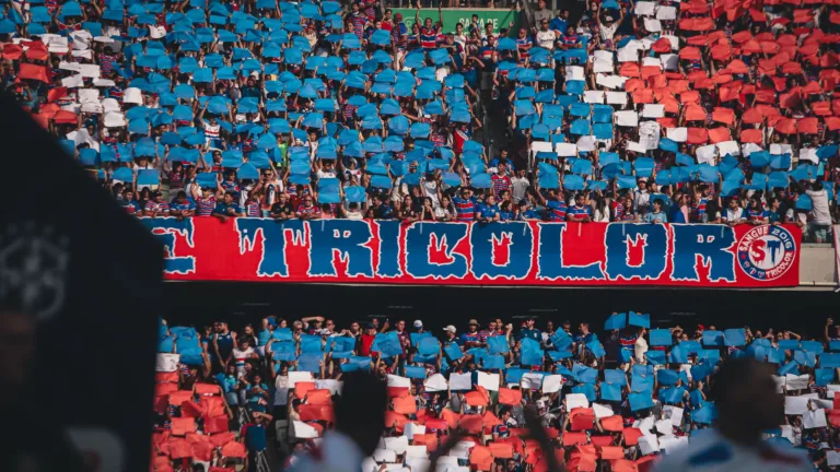 Zinho aponta torcida que ‘dá aulas’ no Brasil: “Espetacular”