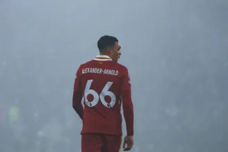 Na imagem, Alexander-Arnold se prepara para jogo