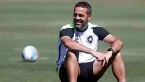 Botafogo propõe acerto financeiro para Arthur Jorge e Al-Rayyan; entenda