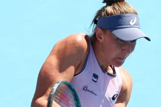 Na imagem, Bia Haddad se prepara para bater na bola