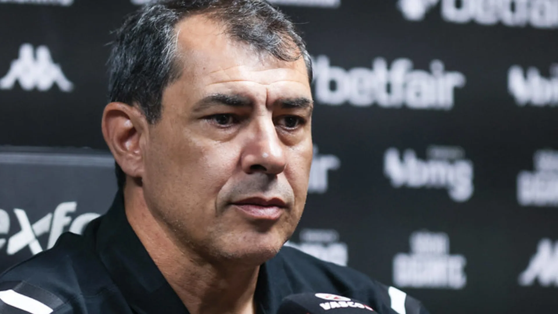 Carille é apresentado no Vasco e pensa em Payet e Coutinho juntos