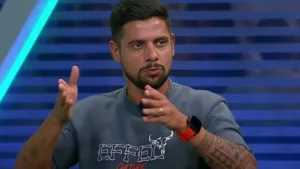 Cicinho elege time ‘ajudado’ pela arbitragem no Brasil hoje: “Se aproveitou”