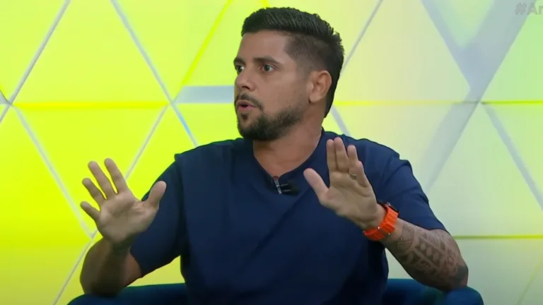 Cicinho sugere mudança de posicionamento para meio-campista do Brasileirão: “Jogar de lateral”