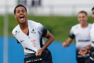 Denner, lateral-esquerdo do Corinthians