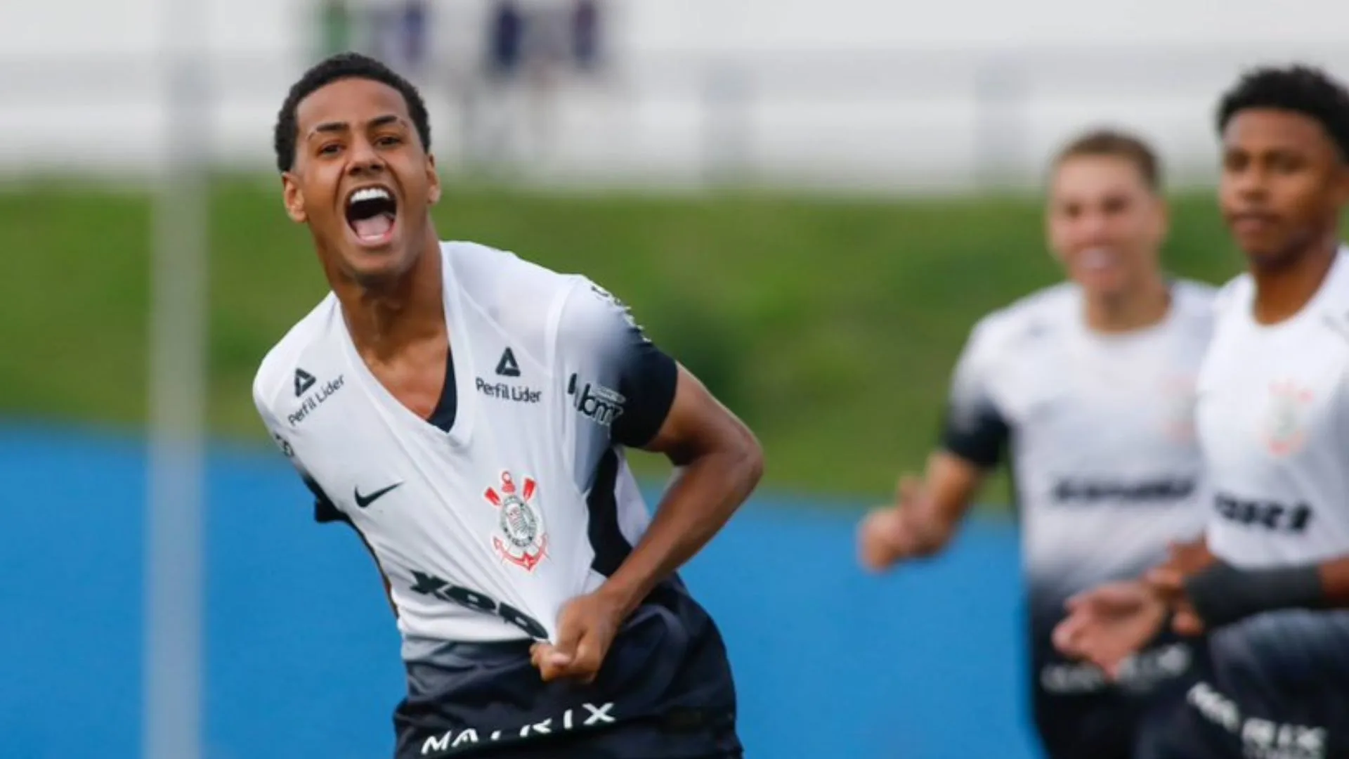 Denner, joia da base do Corinthians, tem “perfil do Barcelona” para portal espanhol