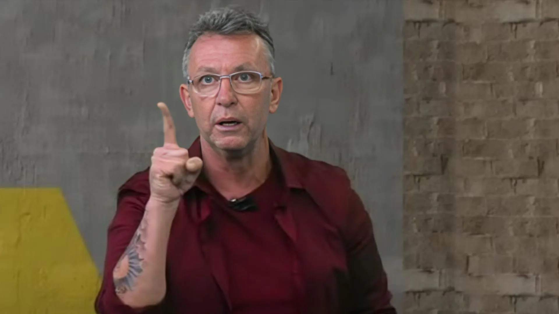 Craque Neto faz cobrança ao sinalizar jogador “protegido” pela Rede Globo