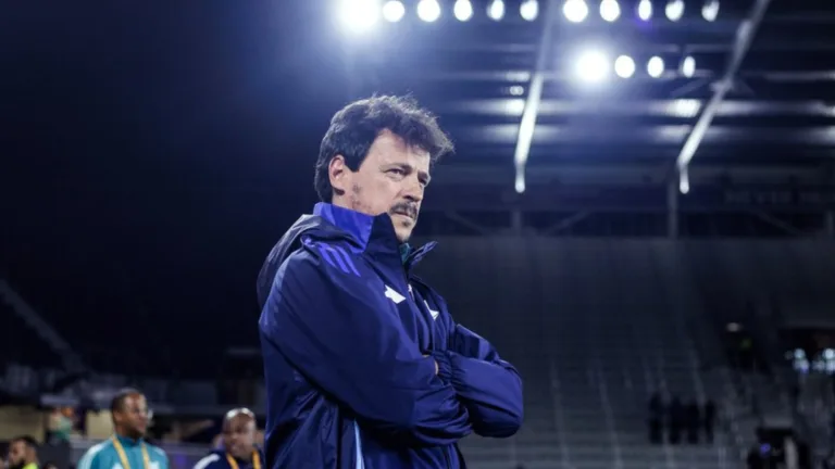 Cruzeiro informa demissão do técnico Fernando Diniz