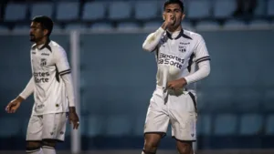 Botafogo encaminha contratação de zagueiro do Ceará; veja valores