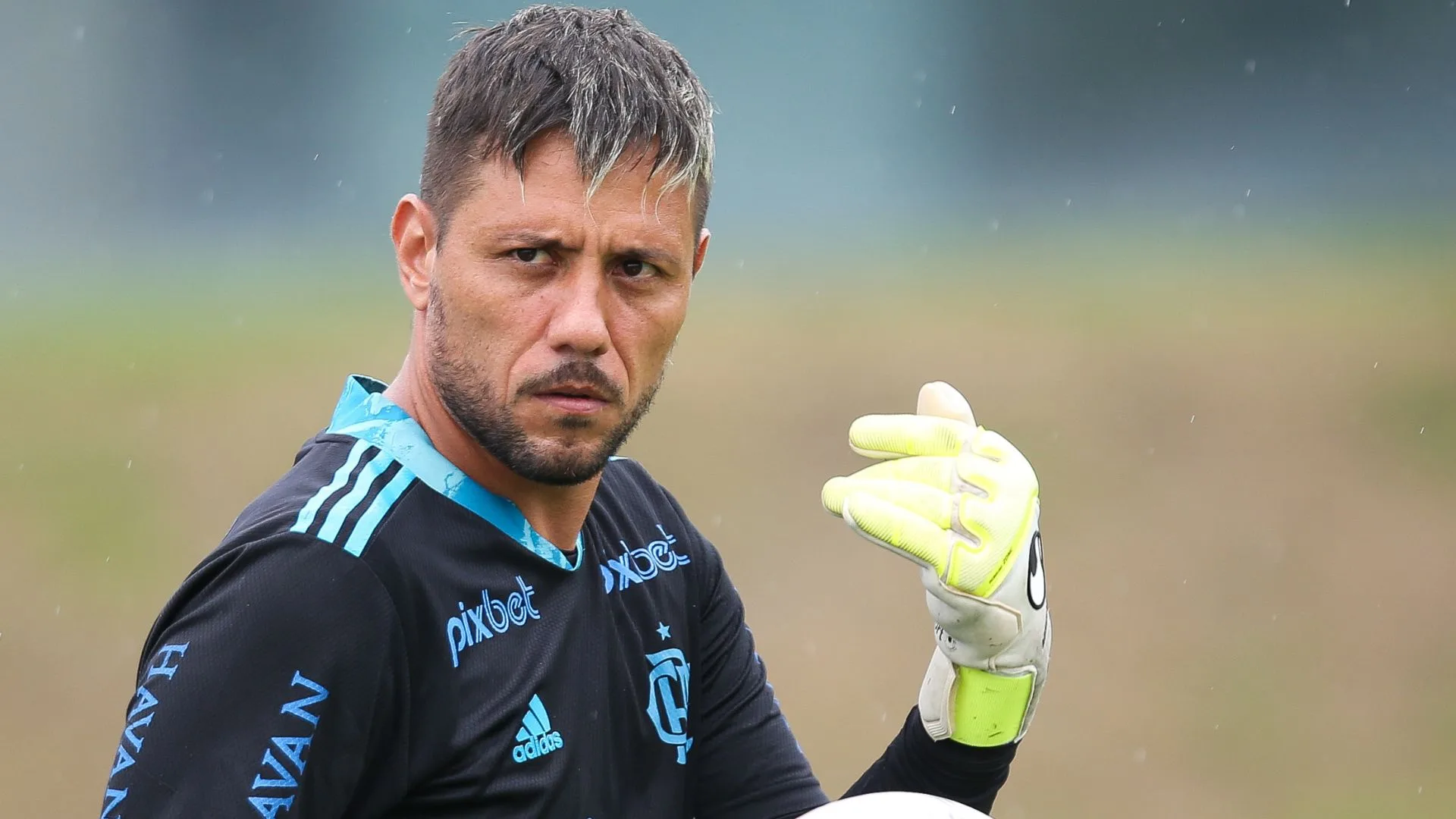 Diego Alves crava goleiro completo do futebol: “Meu ídolo”