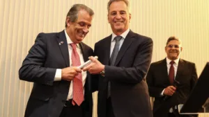 Nova diretoria do Flamengo trabalha para levantar dinheiro e reforçar o caixa