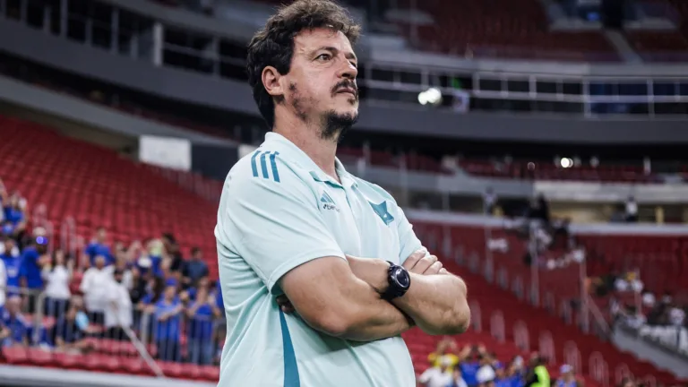 Torcedores do Cruzeiro pedem demissão de Diniz após derrota no Campeonato Mineiro