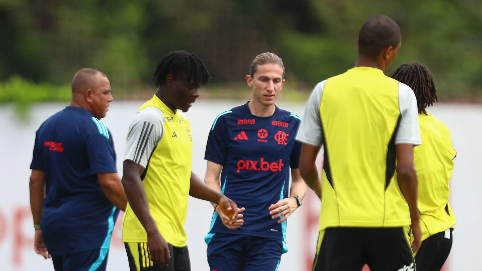 Flamengo surpreende e anuncia dispensa de cinco jogadores; veja nomes