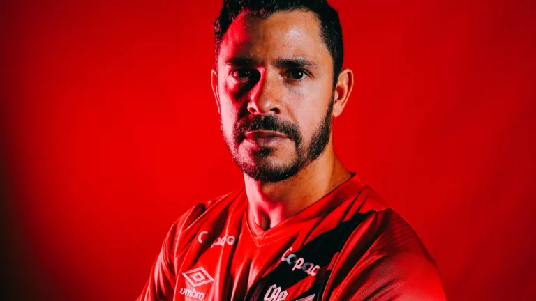 Giuliano, ex-Santos e Corinthians, é anunciado pelo Athletico-PR