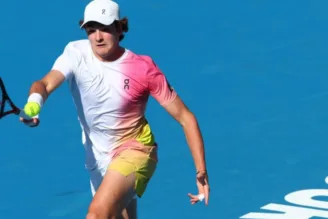 Na imagem, João Fonseca bate na bola no Australian Open