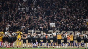 Hugo Souza, do Corinthians, diz que conversa com torcida organizada fez ele virar fã do “poropopó”