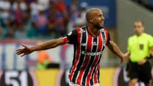 Lucas Moura, do SPFC, banca três melhores zagueiros do Brasil
