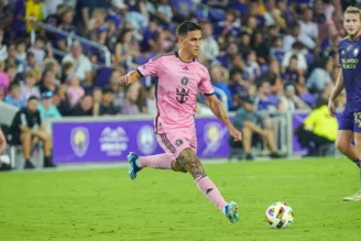 Na imagem, Matias Rojas joga com a camisa do Inter Miami