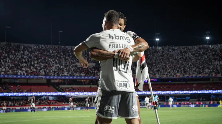 Muller aponta atacante que ‘dá aulas’ no Brasil hoje: “Cheira gol”