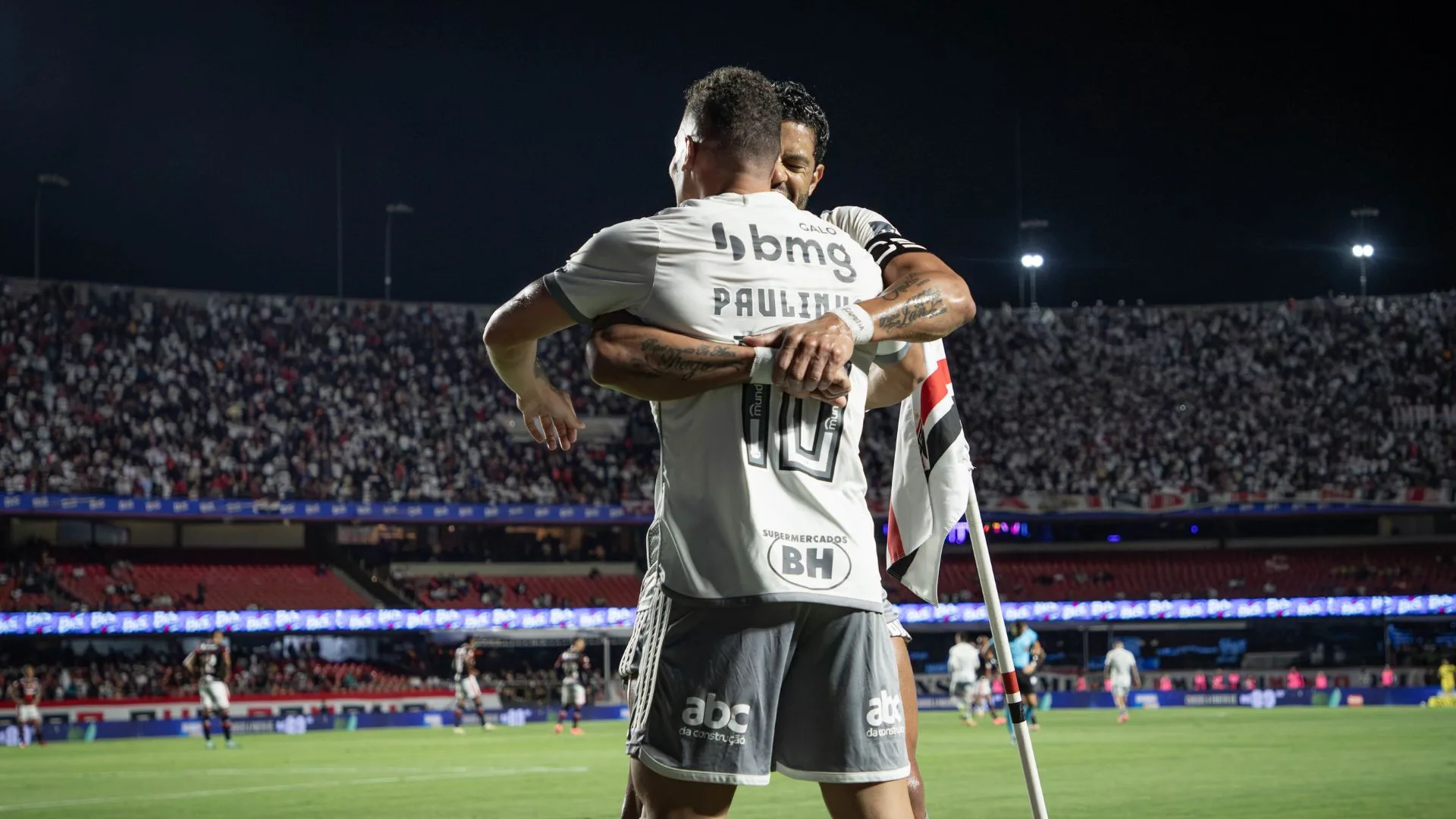 Muller aponta atacante que ‘dá aulas’ no Brasil hoje: “Cheira gol”