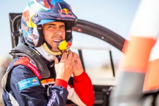 Na imagem, Lucas Moraes se prepara para uma etapa do Rally Dakar 2025
