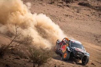 Na imagem, Lucas Moraes passa por trecho do deserto