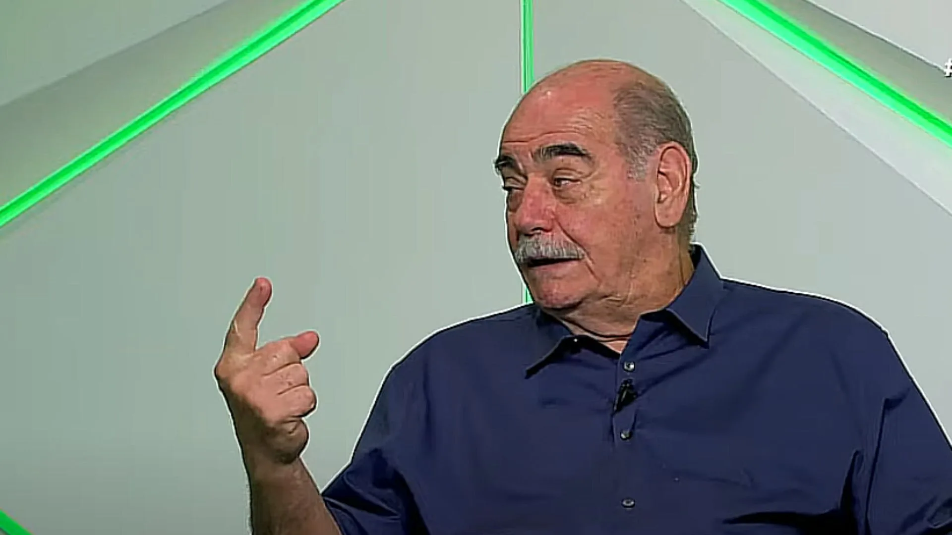 Rivellino elogia zagueiro do futebol brasileiro, mas pondera: “Ele abusa”