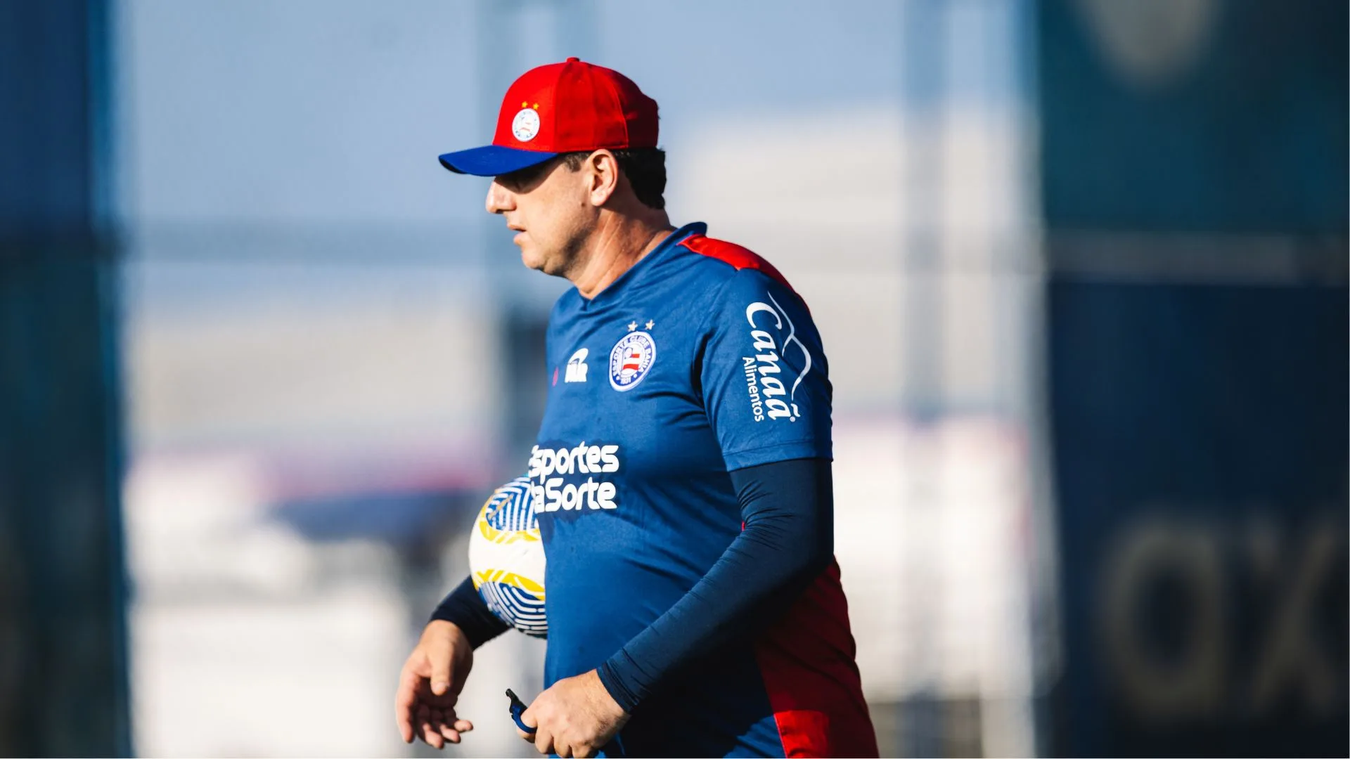 Rogério Ceni, do Bahia, exalta goleiro destaque no Brasil: “Muito bem”