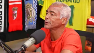 Romário elege atacante diferenciado do futebol brasileiro: “Pra tirar o chapéu”