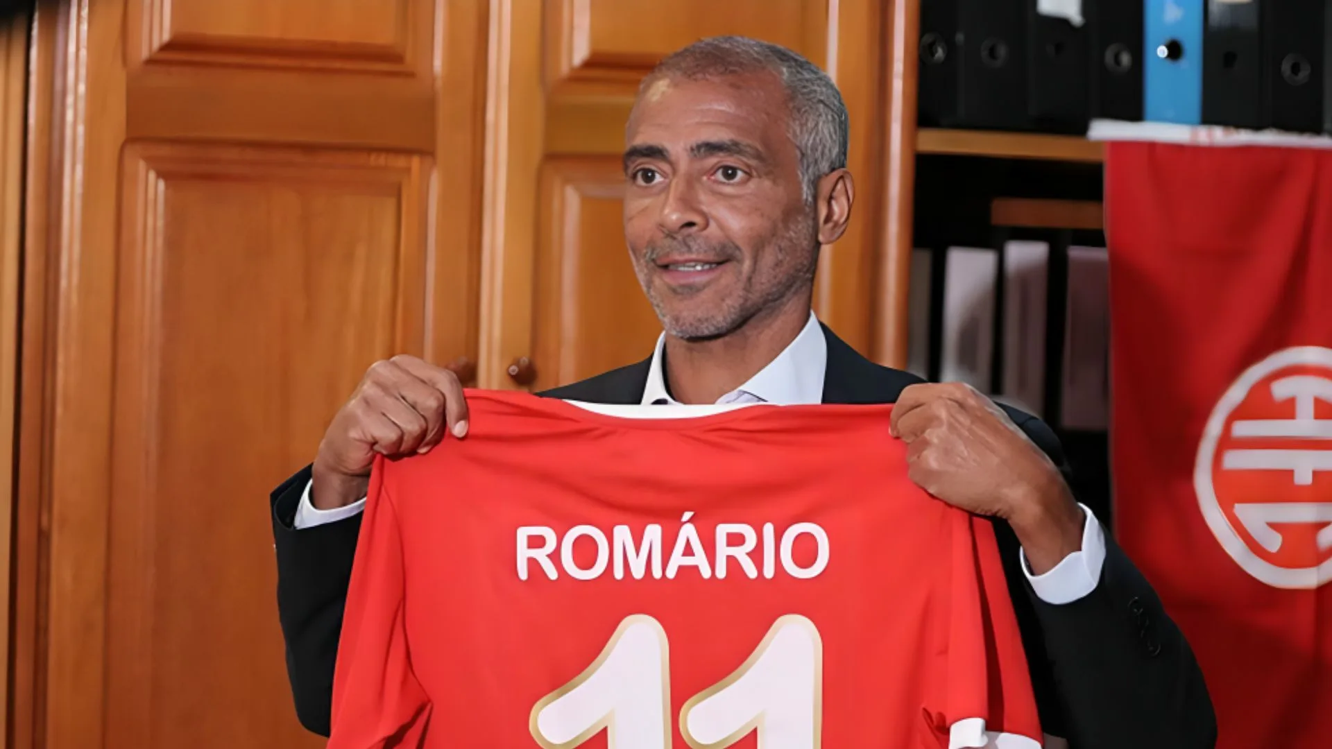 Romário indica atacante acima da média do Brasil: “Completo”