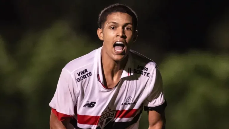 Ryan Francisco, do SPFC, descarta Pelé e surpreende ao eleger o melhor da história