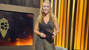 Taynah Espinoza “toma banho” antes de jogo do Santos no Paulistão e solta palavrão ao vivo