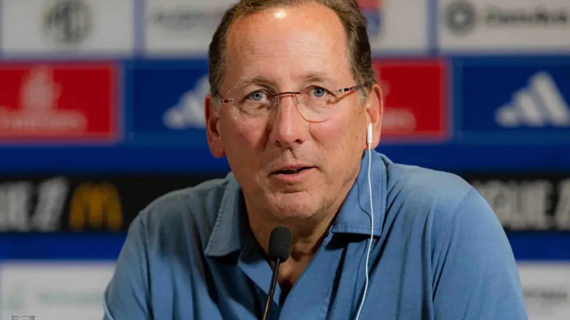 Órgão francês mantém punição que proíbe o Lyon, de John Textor, contratar e inscrever jogadores; entenda