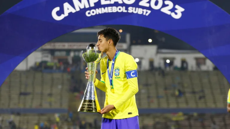 Rivaldo aposta que Vitor Reis, ex-Palmeiras, deve estar na próxima Copa do Mundo