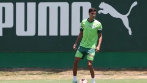 Vitor Reis treina no Palmeiras e aguarda desfecho de acerto entre Verdão e Manchester City