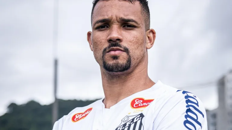 Santos anuncia primeiro reforço da temporada 2025 