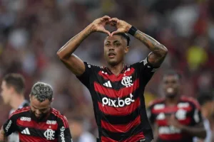 Flamengo estuda novo contrato para Bruno Henrique e prepara conversa com ídolo