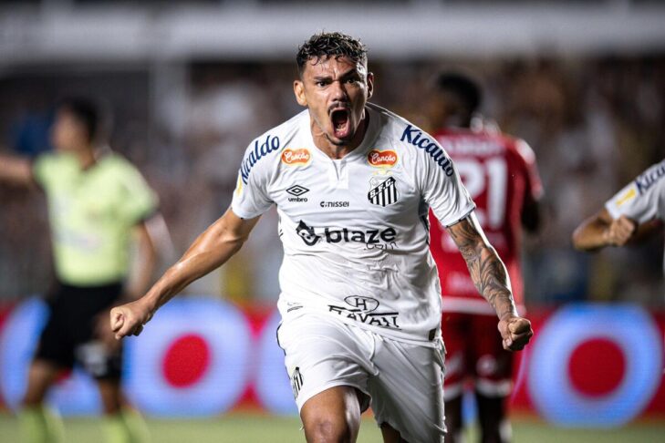 Nicola fala sobre chance de Tiquinho Soares trocar Santos pelo São Paulo: “Maior impeditivo é limite de jogos” Nicola fala sobre chance de Tiquinho Soares trocar Santos pelo São Paulo: “Maior impeditivo é limite de jogos”