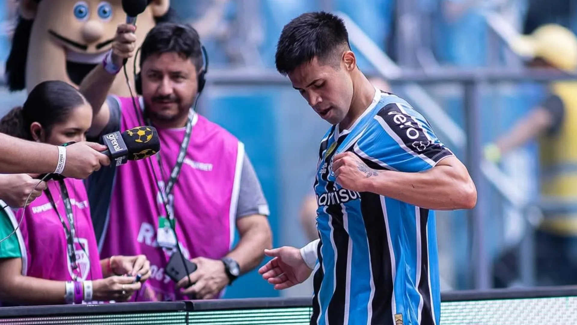 Universidad Católica cobra Grêmio por atraso em pagamento de Aravena