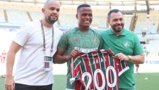 Atacante comemora feito com a camisa do Fluminense (Foto: Divulgação/Fluminense)