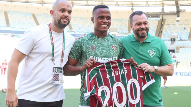Arias completa 200 jogos pelo Fluminense e de contrato renovado até 2028