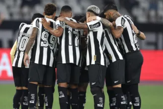 Na imagem, jogadores do Botafogo fazem corrente