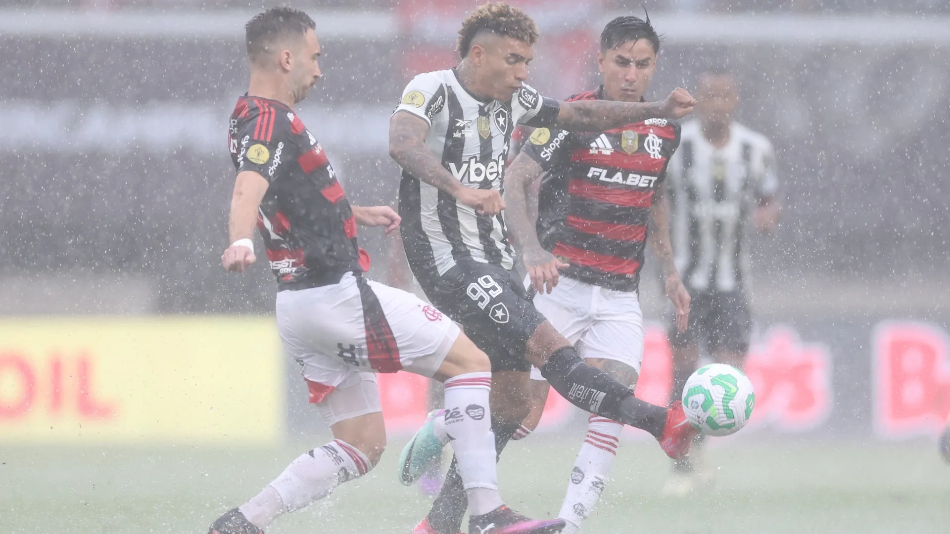 Flamengo vence Botafogo e é campeão da Supercopa do Brasil em final paralisada por chuva
