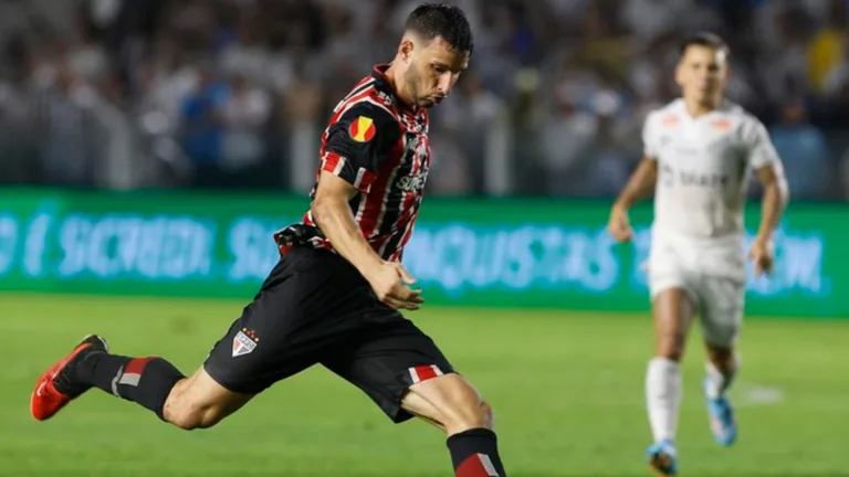 Calleri diz que SPFC perdeu intensidade e reclama do gramado da Vila Belmiro