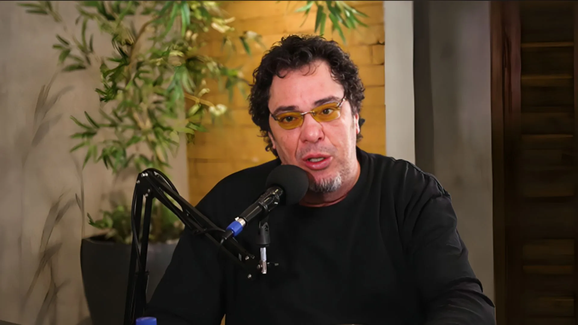 Casagrande defende técnico e vê injustiça sobre possível demissão: “Discordo”