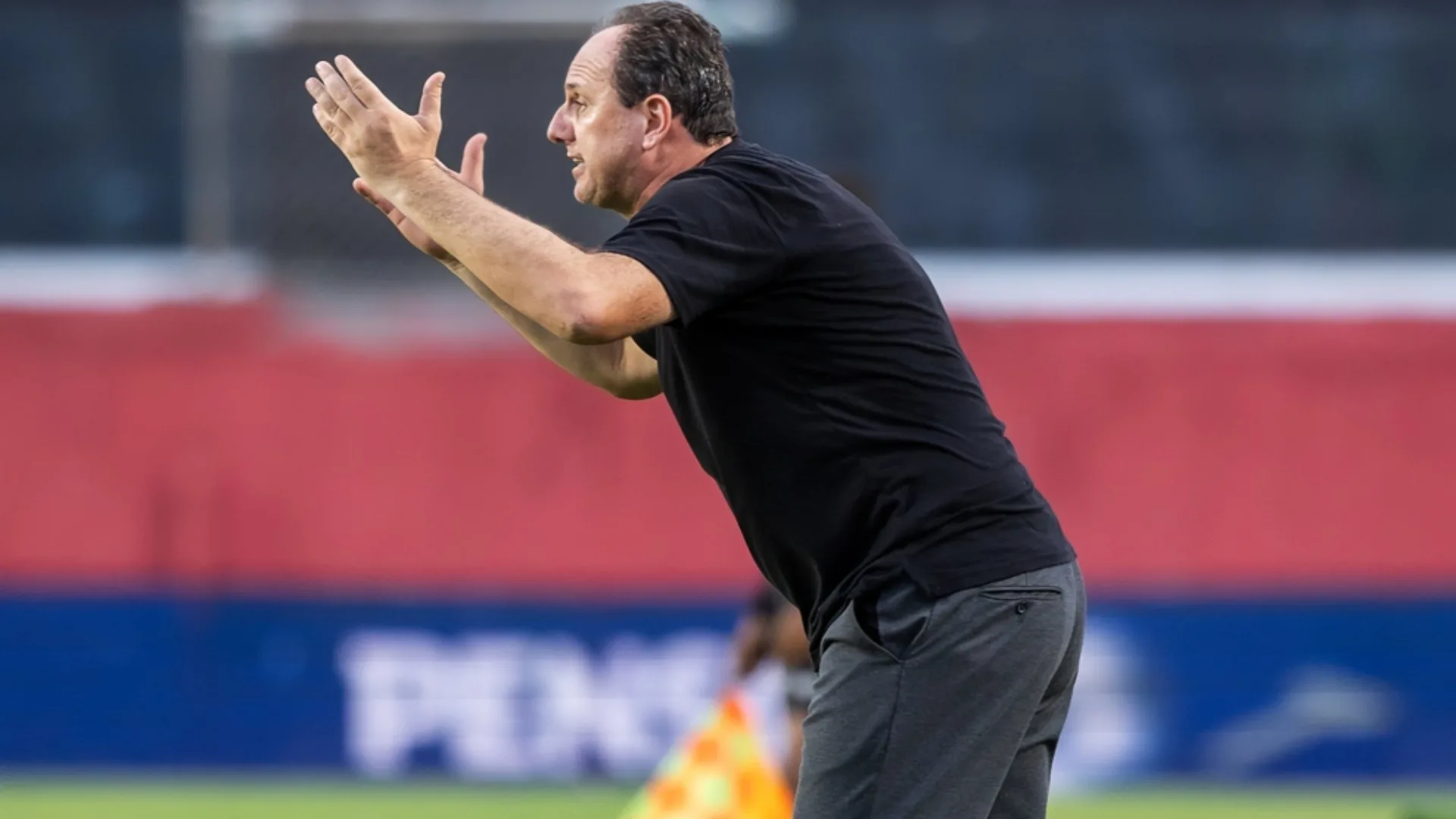 Ceni, do Bahia, destaca lateral extraordinário no Brasil hoje: “Ótimo”