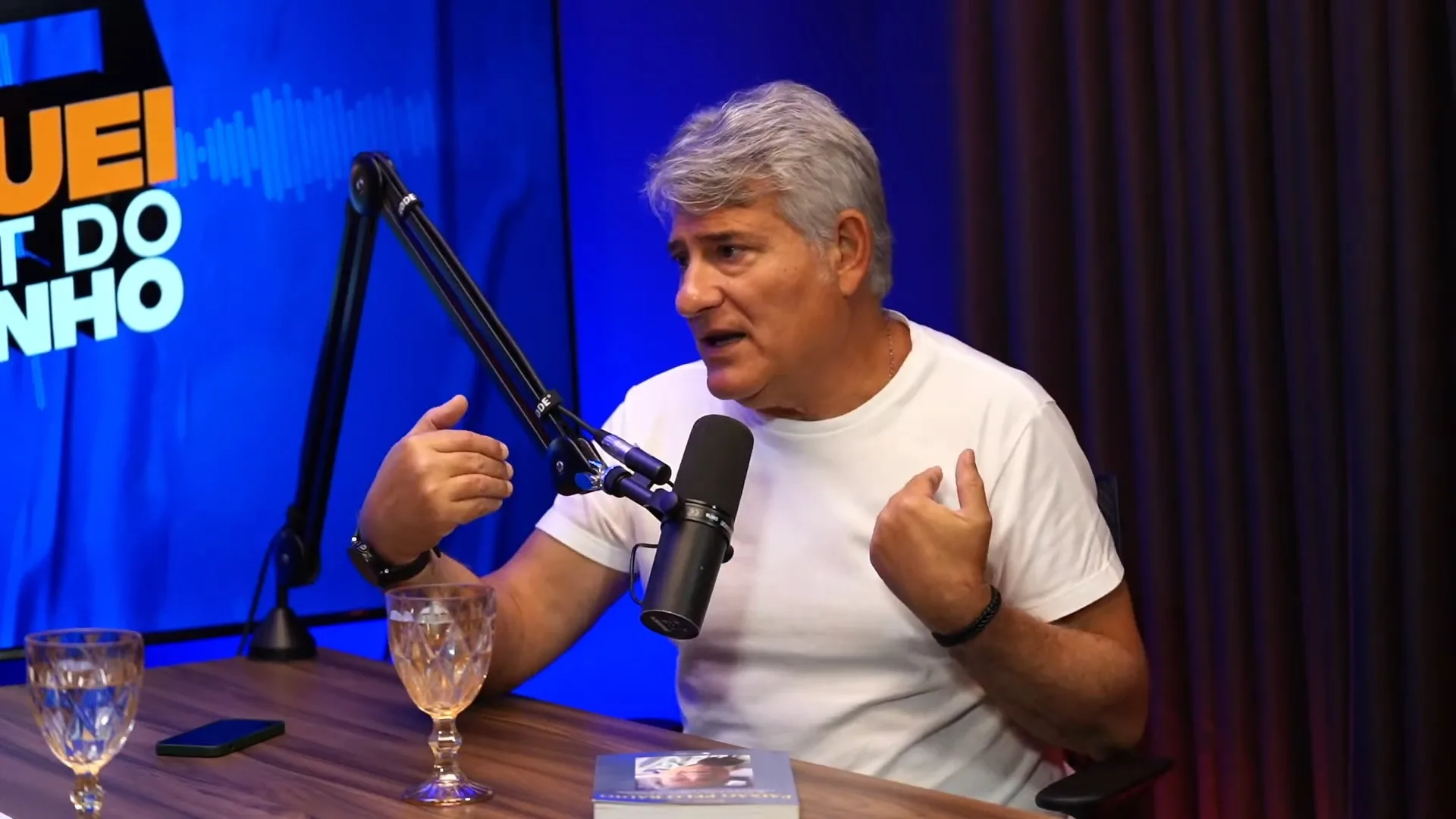 Cléber Machado aponta jogador do futebol brasileiro que faz coisas diferentes: “Raridade”