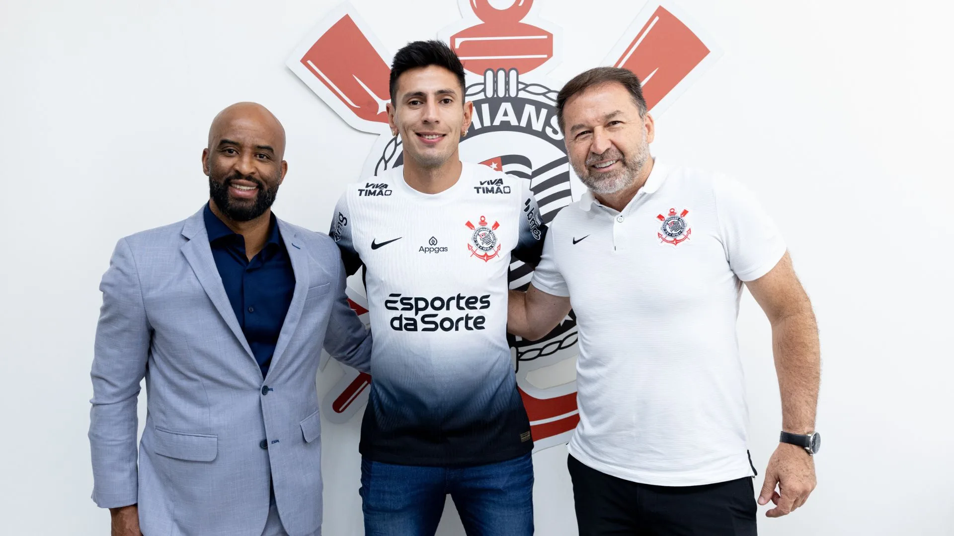Corinthians oficializa contratação do lateral-esquerdo Fabrizio Angileri
