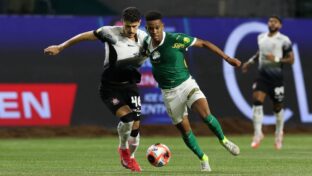 Estêvão disputa bola com Hugo no Dérbi pelo Paulistão (Cesar Greco - Ag. Palmeiras - Divulgação)