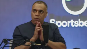 Denílson aponta time prejudicado por arbitragem: “Sacanagem”